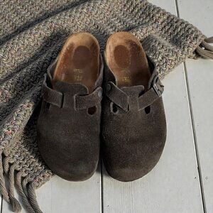 Birkenstock Boston Suede Clogs – Dark Brown